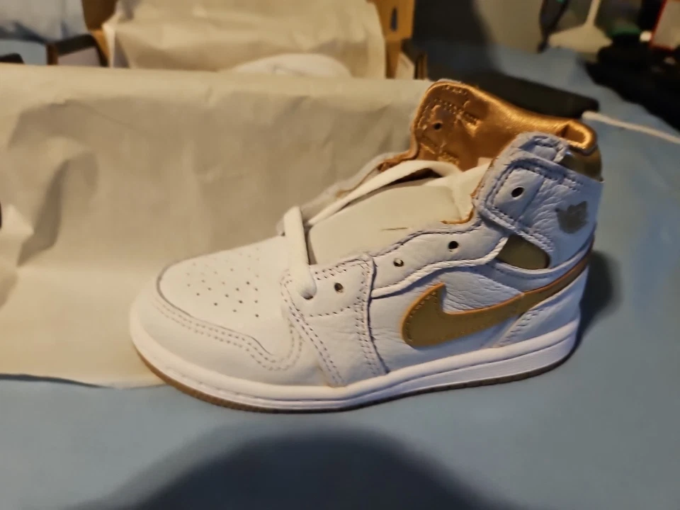 Jordan 1 retrô alto OG (TD) tamanho 9C ouro branco/metálico - Imagem 2 de 4