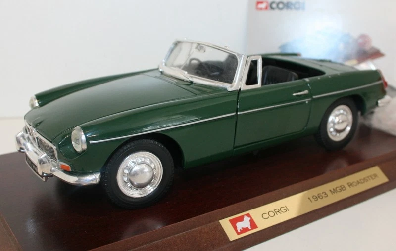 Corgi 1/18 Scale 95106 - 1963 MG MGB Roadster Green - with wooden plinth - Image 3 of 4