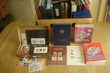 W&uuml;hlkiste mit 25 Alben/Mappen/Schachtel/Jahrb&uuml;cher+2 &auml;ltere Kataloge