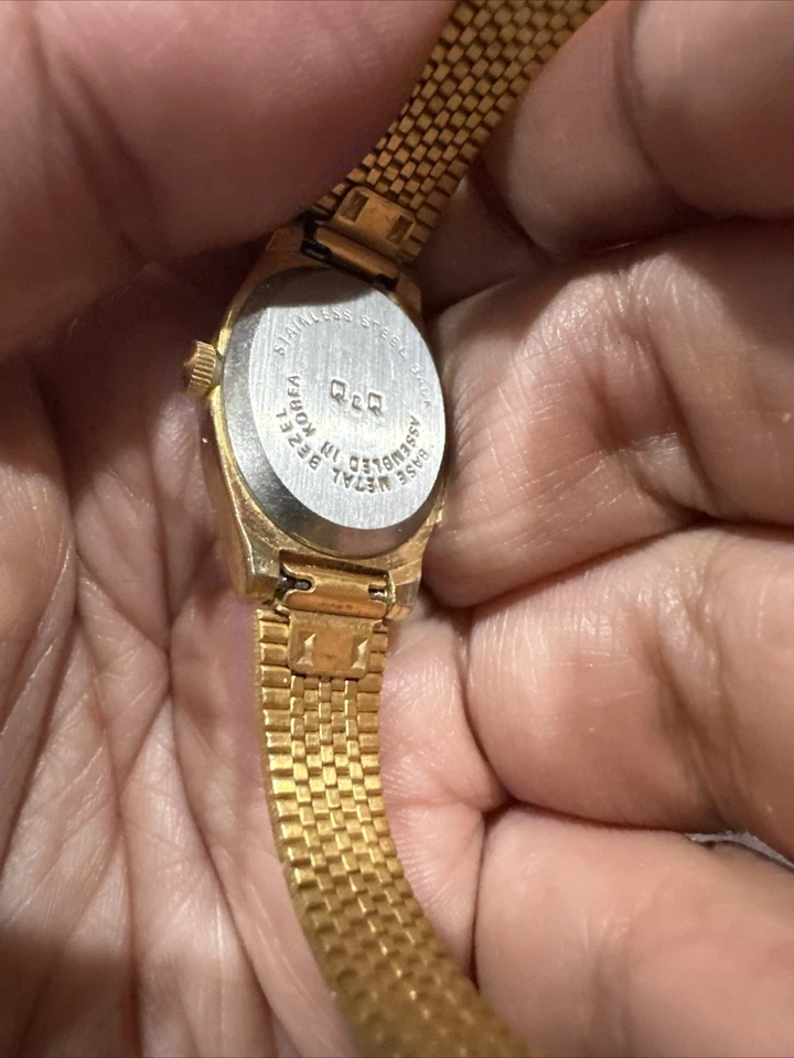 Working Vintage Women's 19mm Q&Q Quartz Analog Black Face Casual Gold Tone Watch - Image 4 of 4