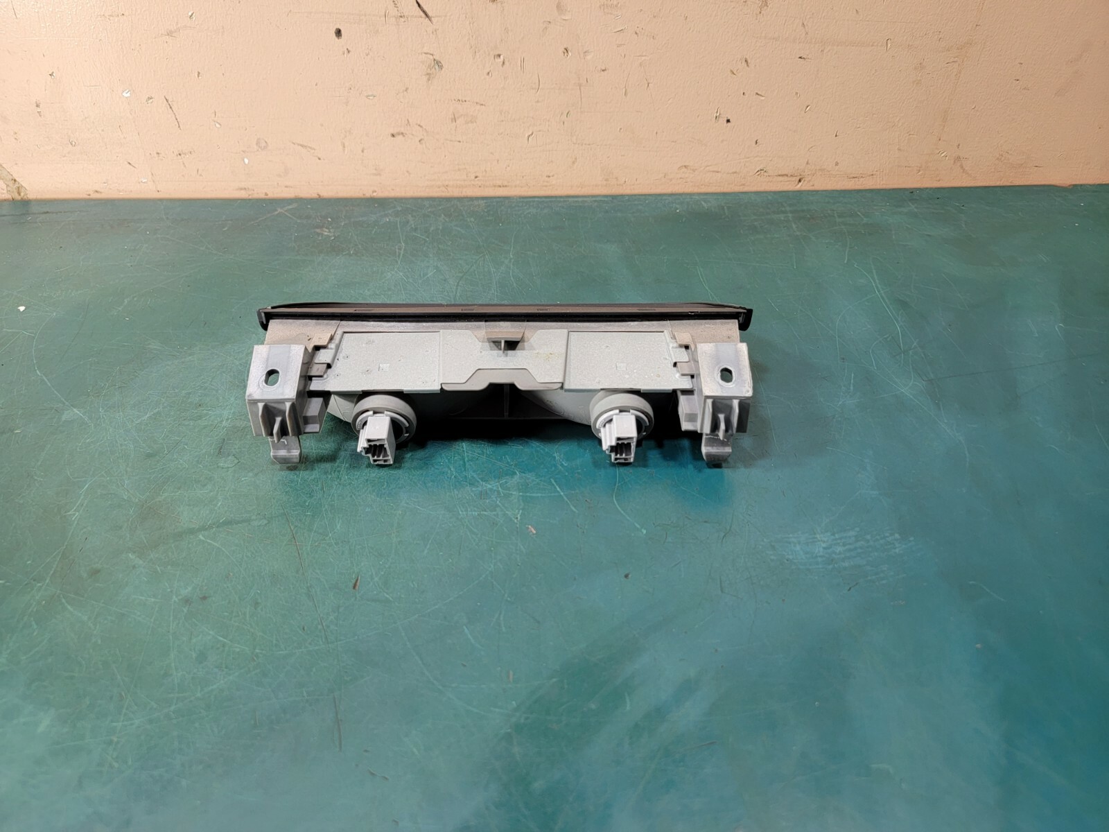 02 ACURA MDX REAR TRUNK LID LIFT GATE HIGH MOUNT 3RD THIRD BRAKE LIGHT