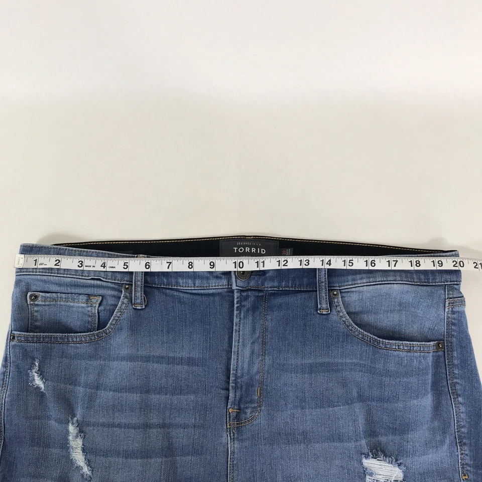 Torrid 8" Sky High Skinny Premium Stretch Short Women's Plus Size 20 Distressed - Image 4 of 4