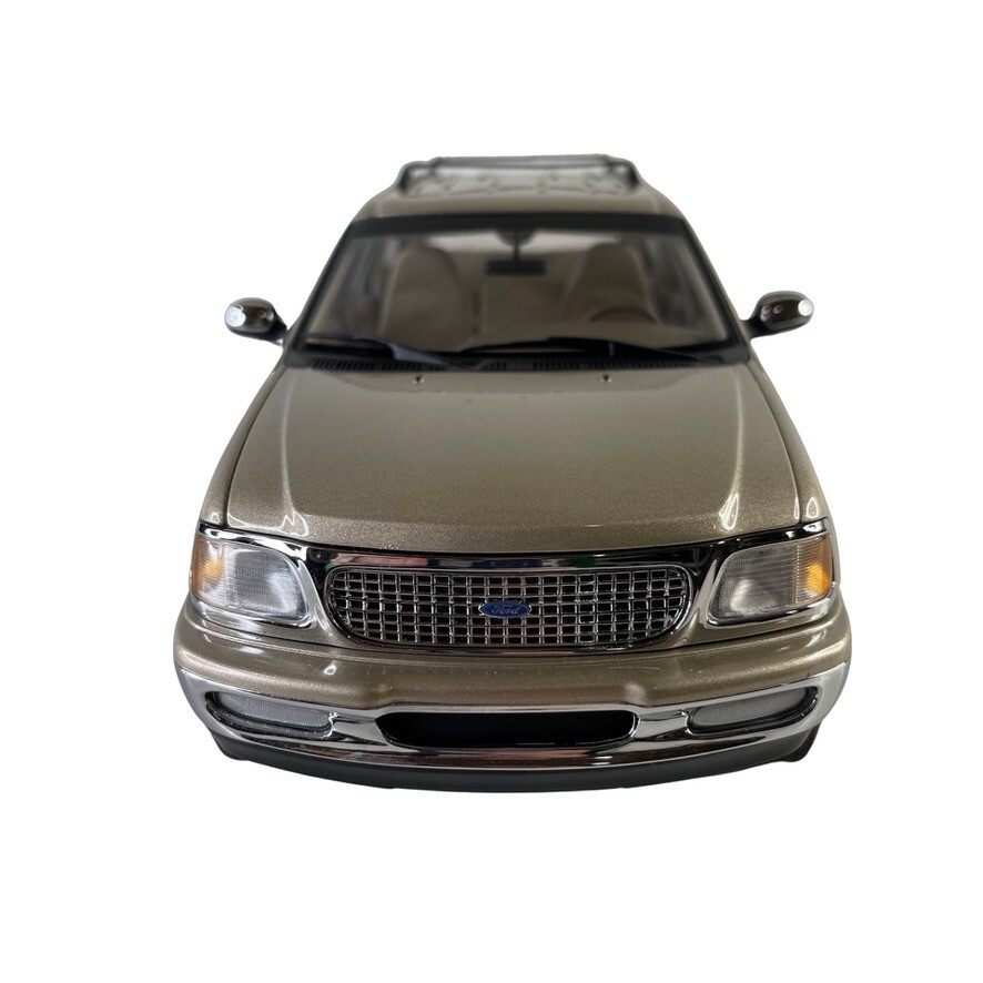 UT Models 1/18 Scale Diecast Ford Expedition Regular XLT Metallic