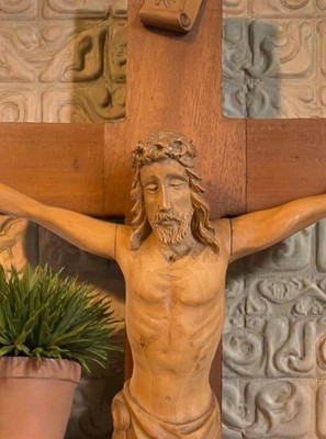 Religiöse Holzschnitzerei Kruzifix geschnitzt  