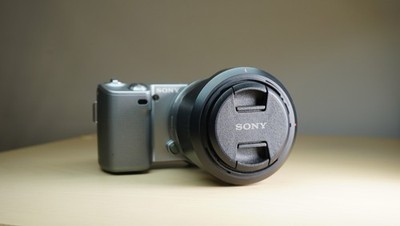 Sony NEX-5 Silver + 18-55mm OSS + Lampa Sony ~10.500 exp