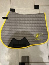 Hochwertige Springschabracke von JH Reitsport in grau