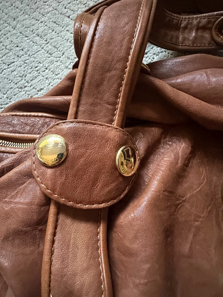 Bolso de Mano Gustto Grande de Cuero Baca en Caramelo Tostado con Herrajes Dorados Foto 4 de 4