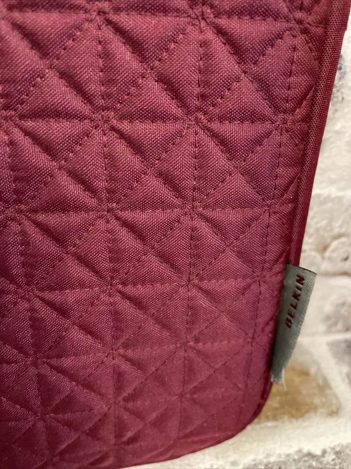 "Funda acolchada para portátil Belkin Borgoña 11,5"" H x 15,5"" W con correa bandolera gris" Foto 2 de 4