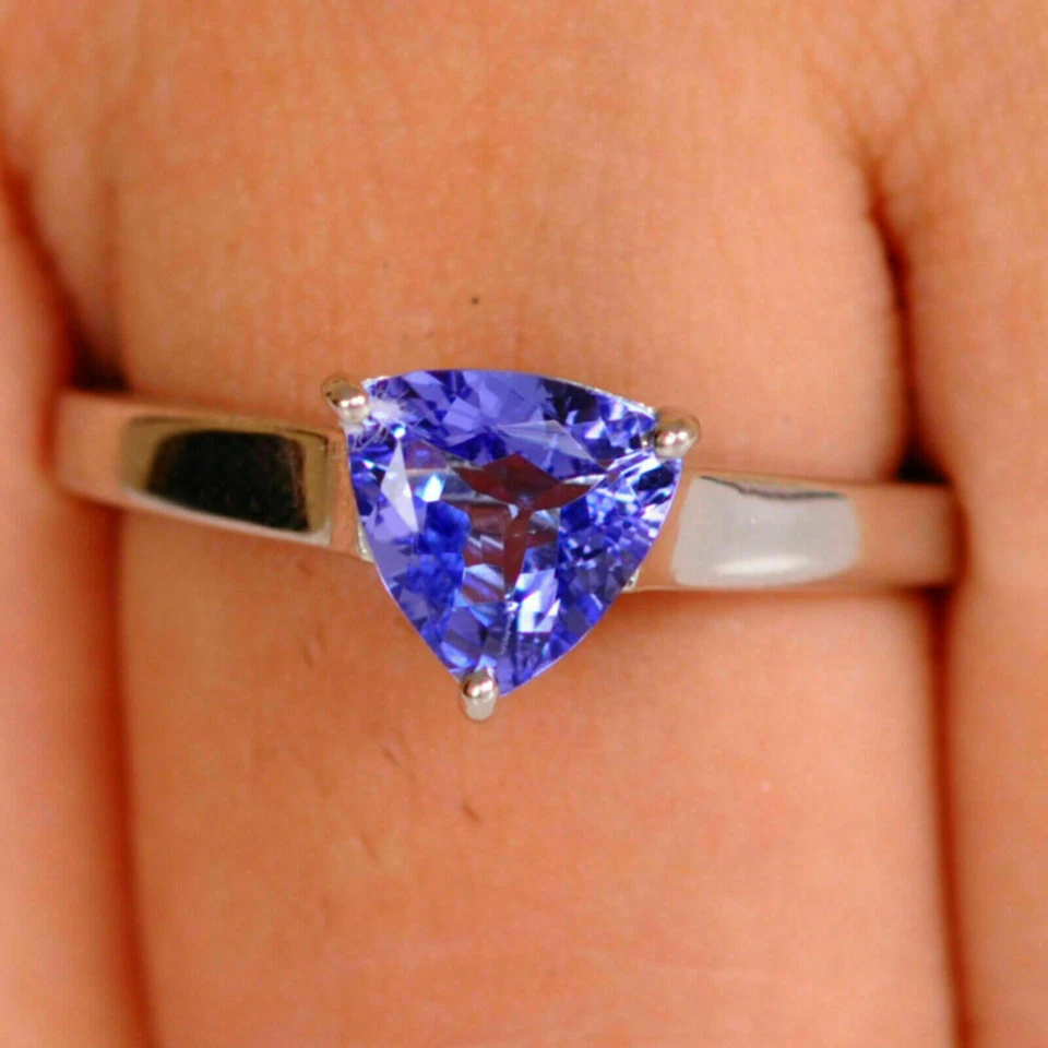 Anillo de compromiso de tanzanita azul simulado corte billón de 2 quilates acabado oro blanco de 14 k Foto 2 de 4