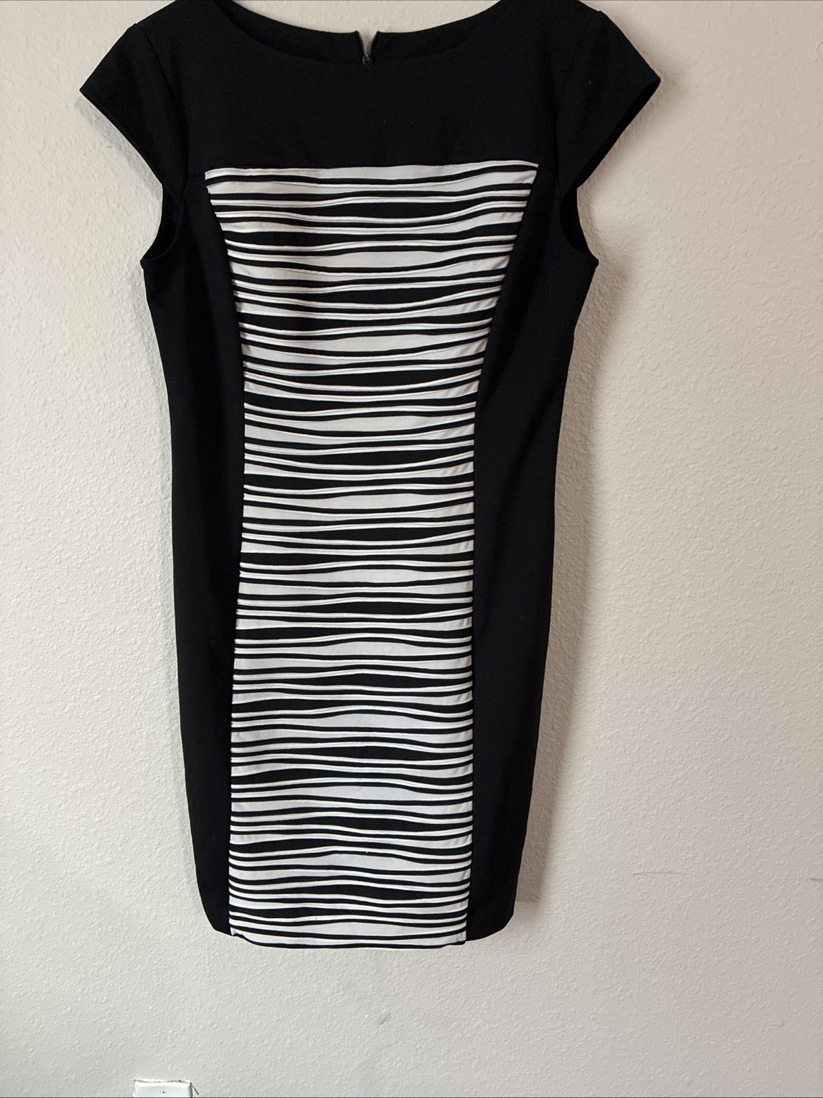 Gabby Skye Women’s Size 10 Black Dress With White Design In Center