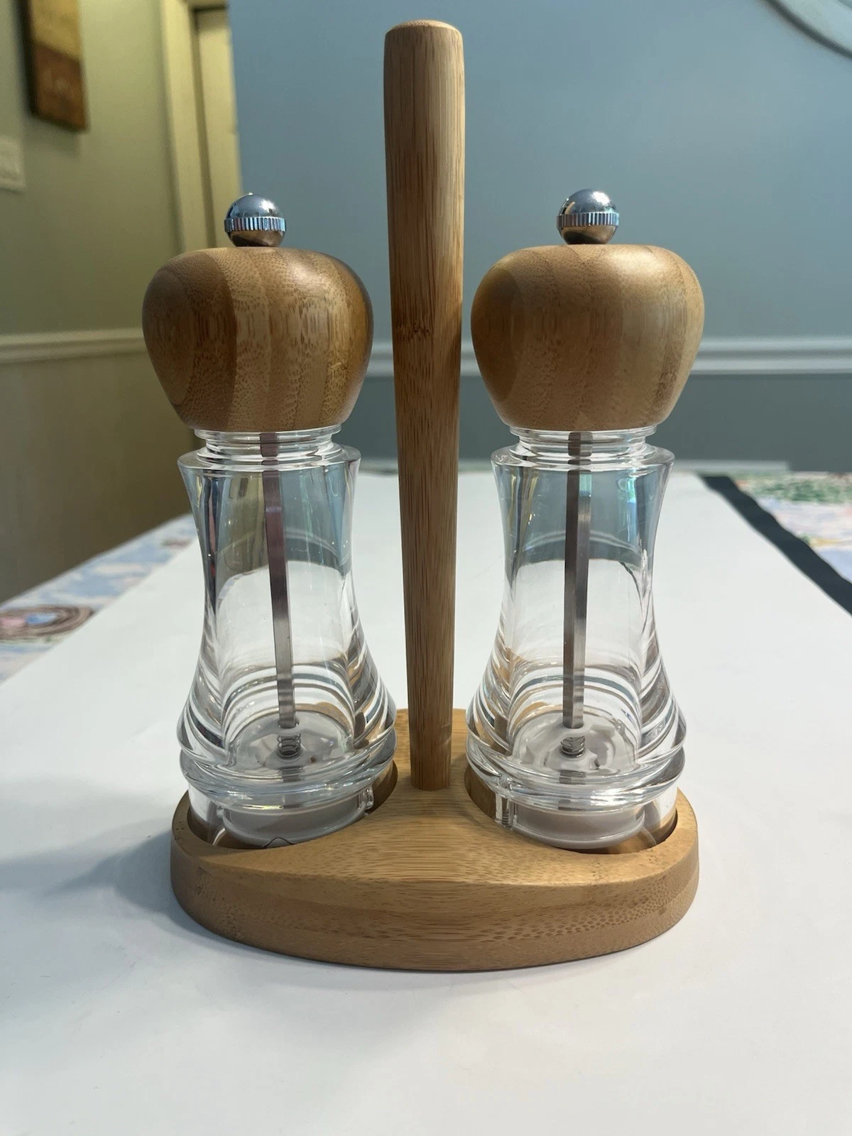 Pampered Chef Clear Acrylic Wood Salt & Pepper Grinder Mill Set w Wood Stand