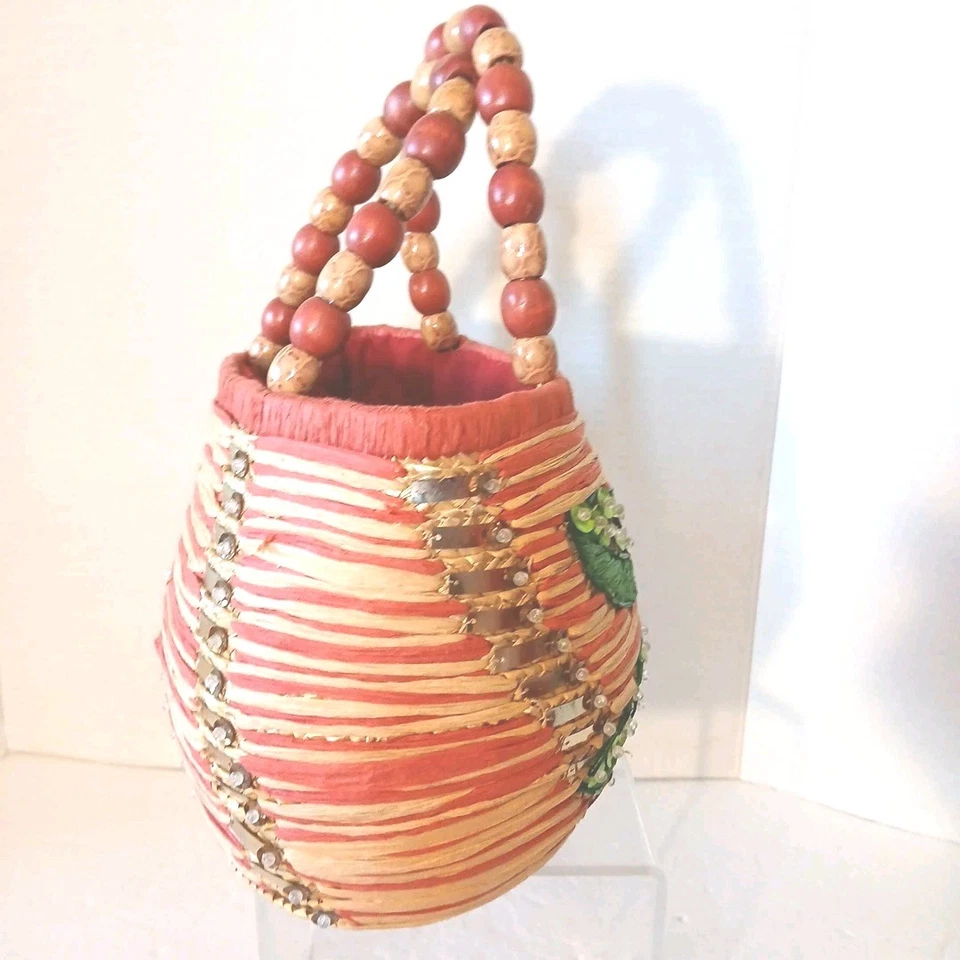 Bolso de Mano Colección Nichole Lee Bohemio Lentejuelas y Madera Asa Cesta Tejido Foto 4 de 4