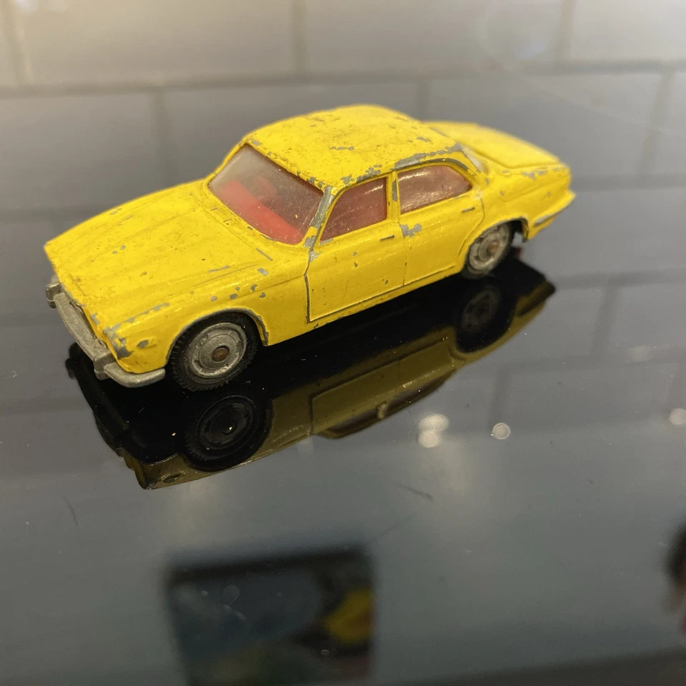 Husky Jaguar Mk 10 Car - Yellow Red Interior. #504 - Image 3 of 4