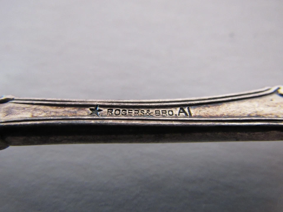 New Century (Plata, 1898) I.S. ~ Cuchillo de mantequilla maestro de mango retorcido plano Foto 4 de 4