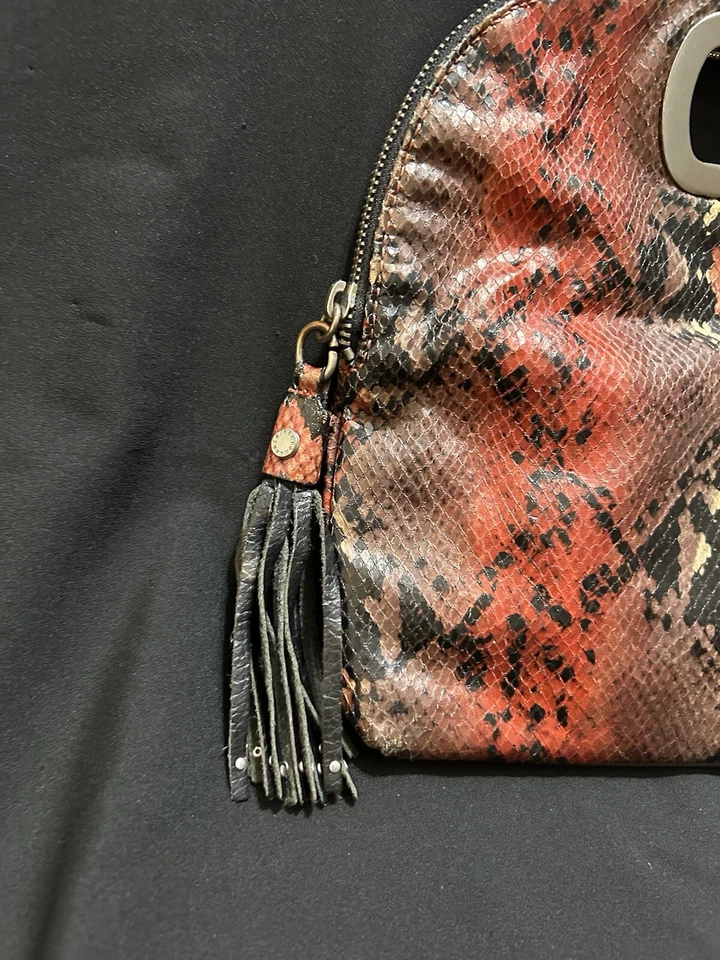 Bolso sin asas BCBGMAXAZRIA de cuero vegano para mujer con estampado animal rojo serpiente cartera flecos Foto 4 de 4