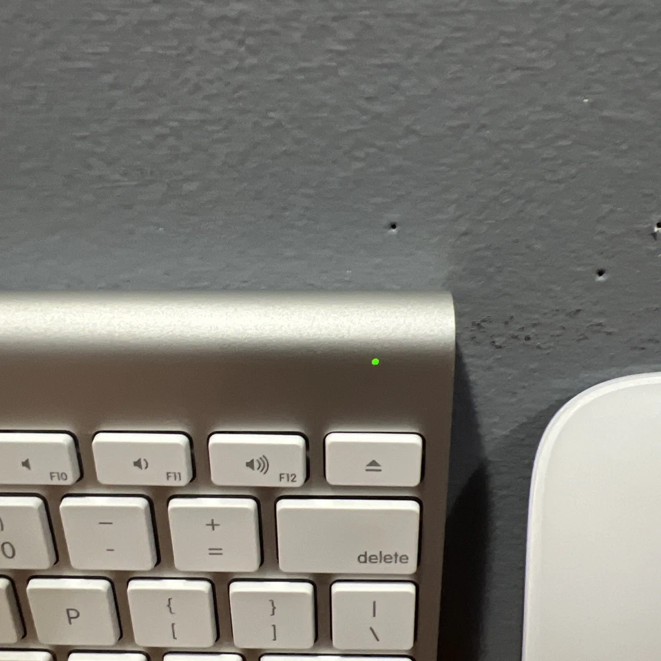 Apple A1314 & A1296 Wireless Keyboard and Mouse Combo - White Plus Mouse A1296 - Image 3 of 4