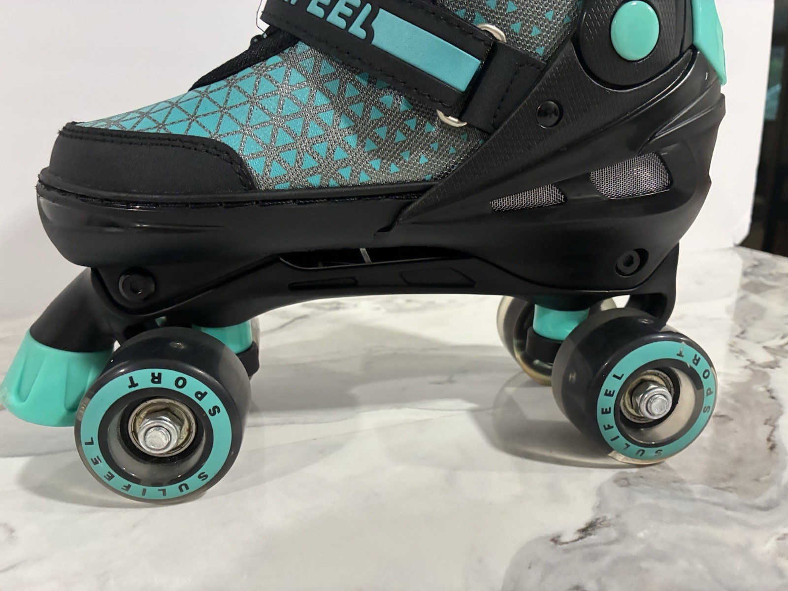 SULIFEEL Kids Roller Skates Large Black Teal Light Up Wheels Adjustable