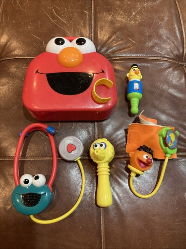 2006 Sesame Street Elmo Carry Case Doctor Medical Set Complete All 5 Pieces read