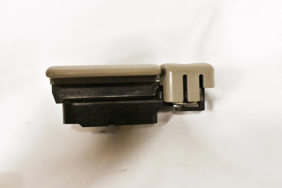 05 06 SUZUKI XL-7 XL7 ПЕРЧАТОЧНЫЙ ЯЩИК ЗАЩЕЛКА СЕРО-КОРИЧНЕВЫЙ A2B08 - Изображение 3 из 4