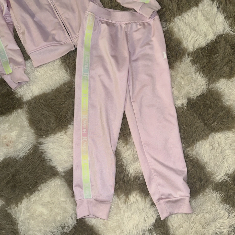 Traje de chándal Hurley para niñas rosa arco iris conjunto de 2 piezas chaqueta de satén pantalón jogger 6X Foto 3 de 4