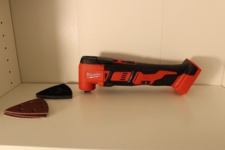 Multiherramienta oscilante con agarre ergonómico inalámbrico Milwaukee 2626 20 M18 herramienta desnuda