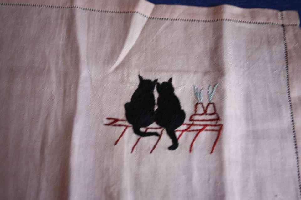 Porte ou range serviette en lin rose + sa serviette décor de chat N°14 - Photo 3/4