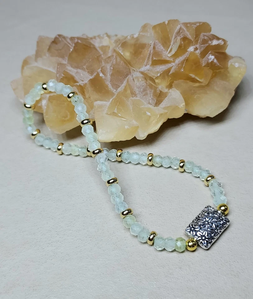 Pulsera Prehnita Elástica Piedras Preciosas Verde Claro con Plata y Oro, 6.75" Foto 4 de 4