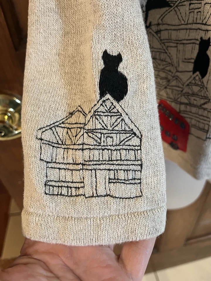 Cárdigan suéter de colección Christina Rotelli Cats In The City pequeños broches de presión y apliques Foto 3 de 4