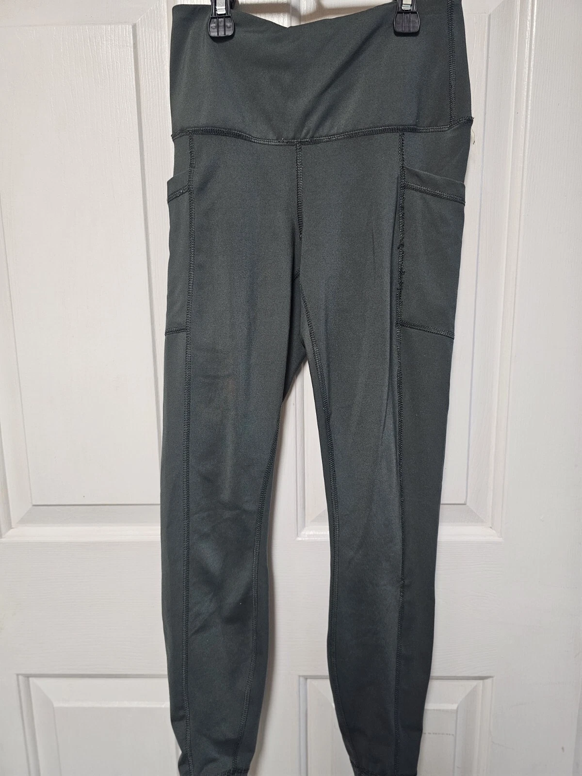 lot of 2 cropped activewear bottoms leggings