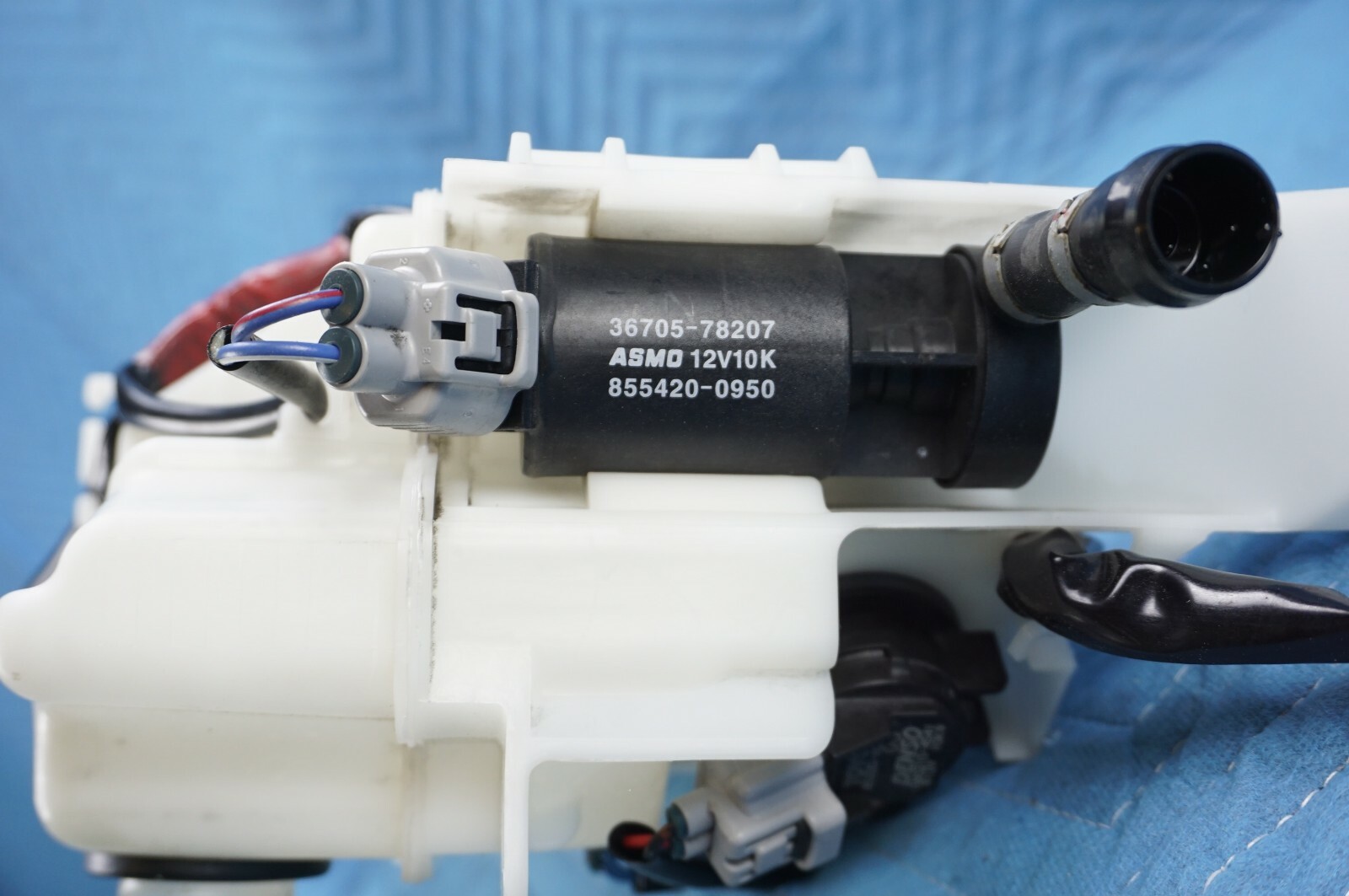 Lexus LX570 Windshield & Headlamp Washers Tank w/ Pumps & Level Sensor