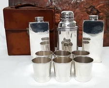 VINTAGE SILVER PLATED LIQUOR BOTTLES COCKTAIL SHAKER & CUPS SET W/ LEATHER CASE