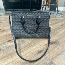 Borsa a tracolla Michael Kors Sheila media nera argento firma logo