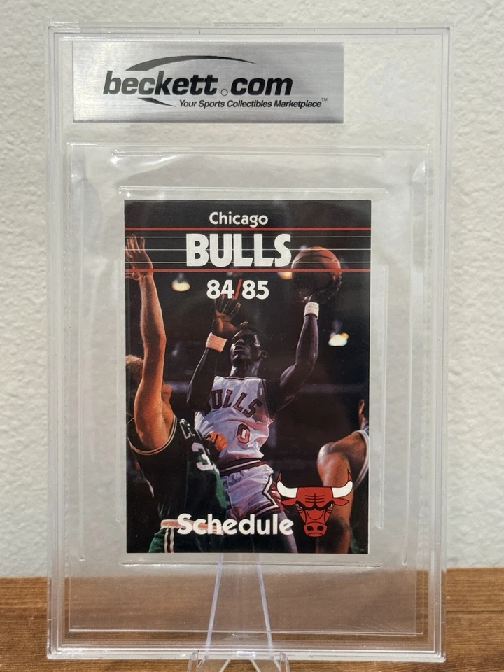 МАЙКЛ ДЖОРДАН 1984-85 ЧИКАГО БЫКИ РАСПИСАНИЕ КАРТА ДЕБЮТАНТ ГОДА BGS 7,5 NR НОВОМ + - Изображение 2 из 2