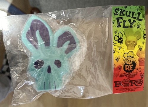 BLACKBOOK SPIELZEUG Totenkopf Fliege ED BIG DADDY ROTH RAT FINK JAPANISCHES SOFUBI Mooneyes NEU! - Bild 1 von 5