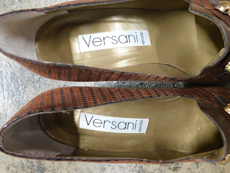 Mocassim Versani couro marrom camurça padrão salto social corrente dourada acento tamanho 9 - Imagem 2 de 4