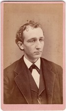 CIRCA 1880s CDV HANDSOME MAN IN SUIT WITH CURLY HAIR UNMARKED