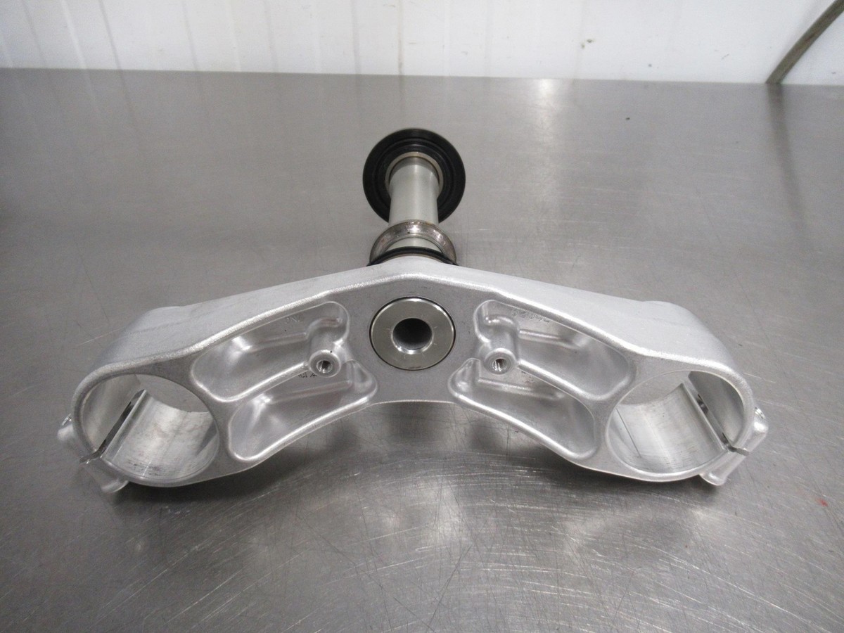 EB1179 2008 08 KAWASAKI NINJA ZX14 LOWER TRIPLE TREE FORK