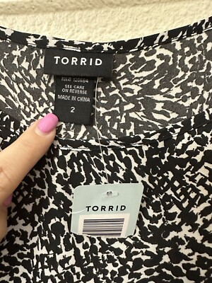 んーんん Torrid Size 2 NWT Black & White Abstract Pattern Asymmetrical