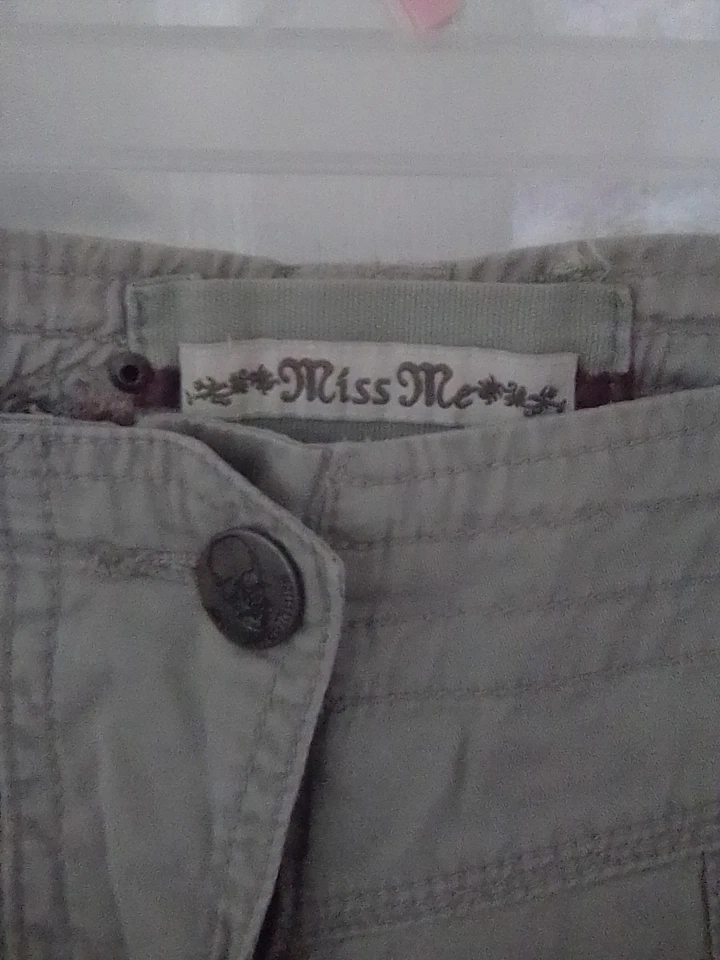 Pantalones para mujer Miss Me capri cargo caqui beige, talla M, tiro medio adornados Foto 2 de 4