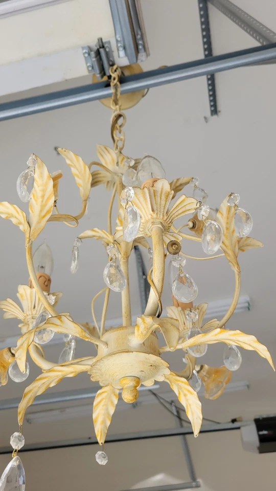 Lámpara de araña vintage adornada de cristal con vid foliada desplazada 3 brazos Foto 3 de 4