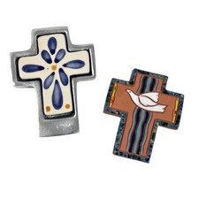 2 mini cruces de pared de arcilla Talavera pintadas a mano, una enmarcada en peltre de 4" y 3,5"