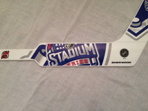 Two NY Islanders Mini Hockey Sticks - 2014 Stadium Series and 2019 PlayOffs - Picture 6 of 10