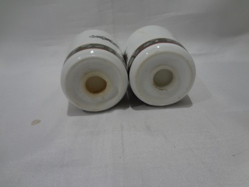 International China  A Christmas Story - Salt and Pepper Shakers Stopper Broken - Picture 6 of 6
