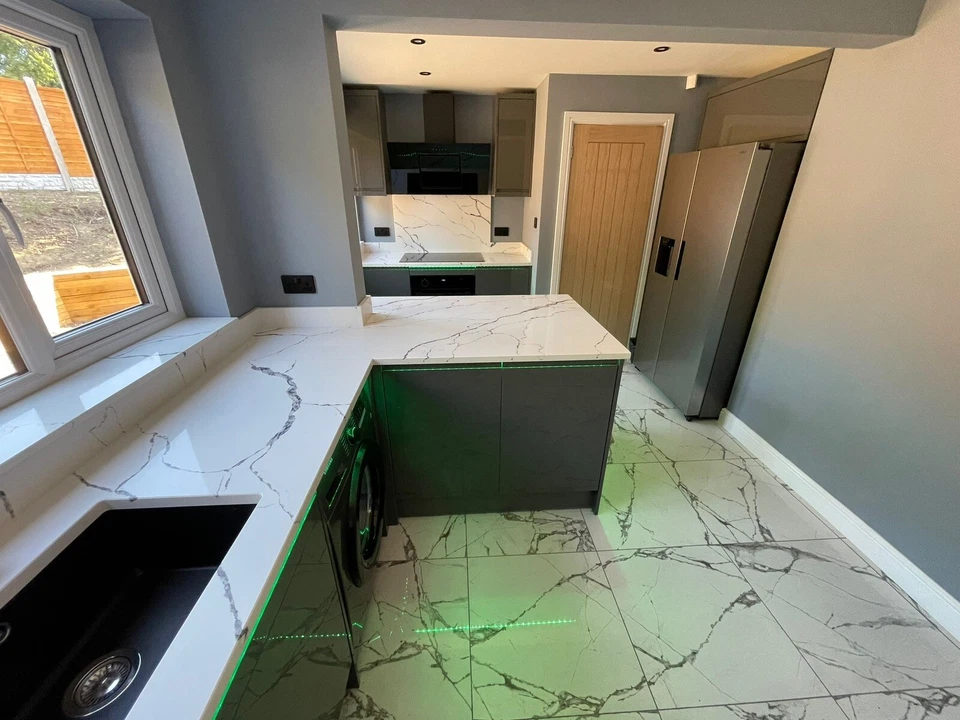 Carrara Stataurio Large White & Grey Gloss Porcelain Tiles Bargain Price! - Image 3 of 4