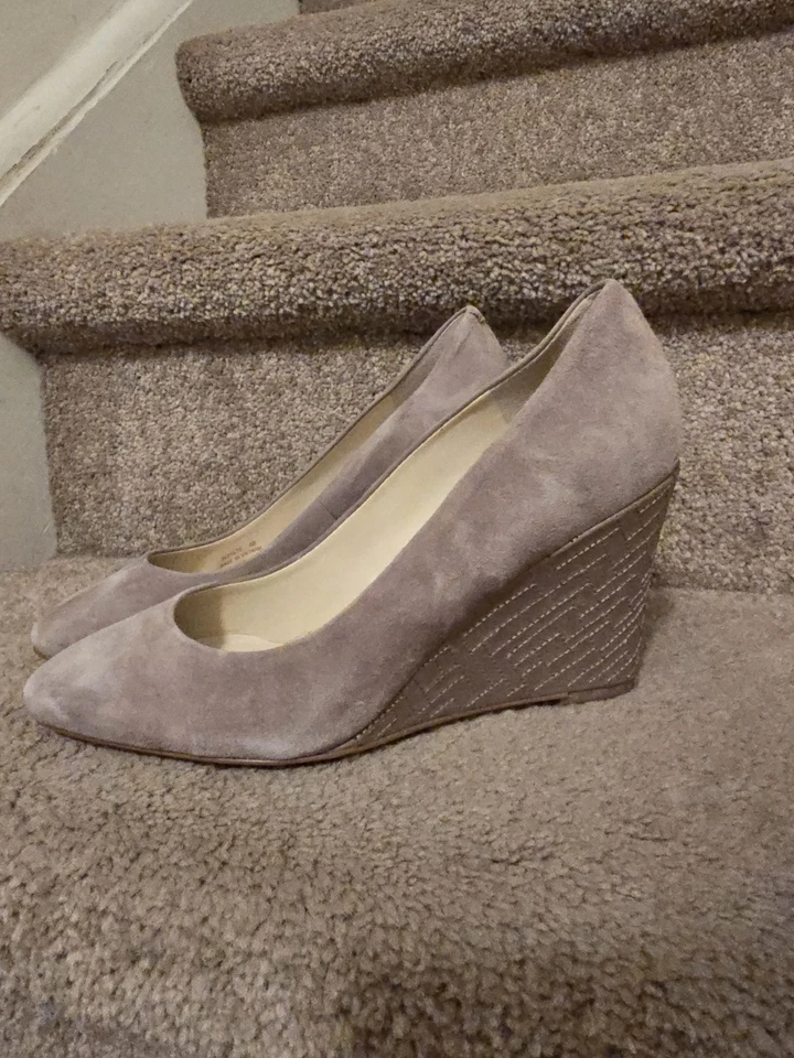 Cole Haan 女式米色楔形高跟鞋麂皮绒懒人鞋高跟鞋 6B 码  — 第 2/4 张图片