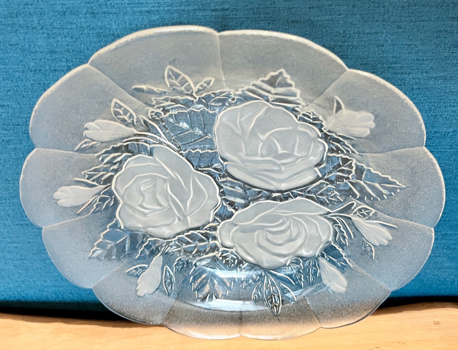 Pasari Crystal Livia Frosted Rose Glass Plate 23cm Floral Serving Platter image 8