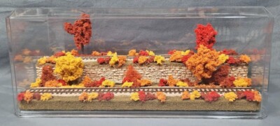 HO SCALE 16'' 2-LEVEL/2 TRACK ''FALL SCENE'' -DISPLAY CASE- FOR ANY HO TRAIN
