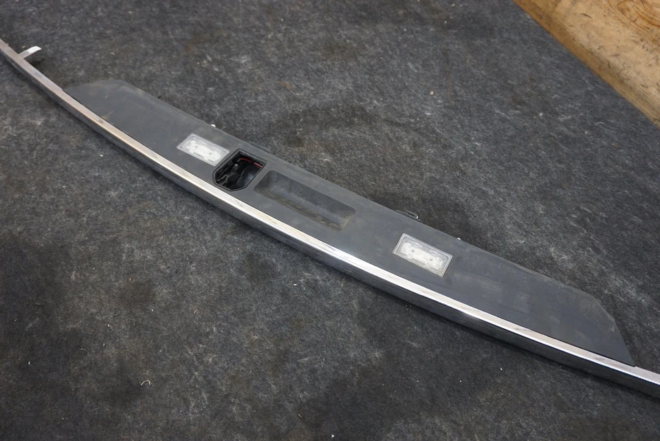 Interruptor de agarre del panel de ajuste cromado central de la tapa del maletero trasero 51137357105 BMW 750 16-19 Foto 2 de 3