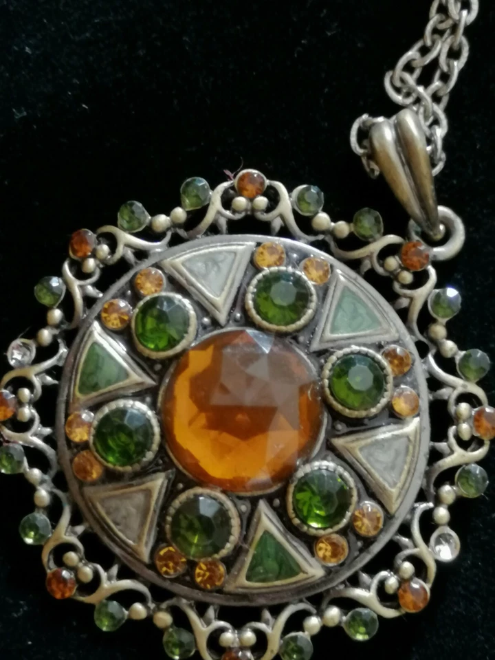 Antica collana  da donna con pendente  d forma circolare  scozzese con pietre - Immagine 4 di 4