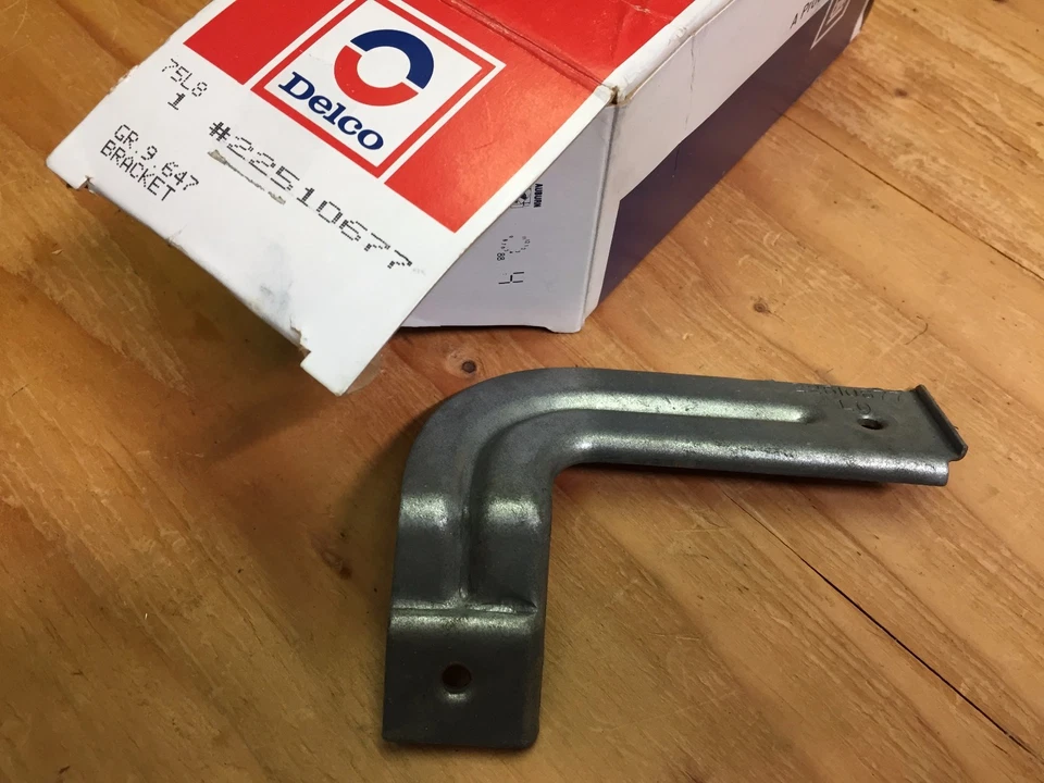 1981-90 BUICK ELECTRA NOS A/C DELCO SOPORTE DE MONTAJE DE ANTENA INFERIOR 22510677 Foto 2 de 2